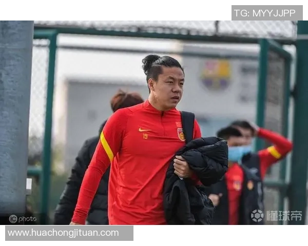 逆境中的足球明星:如何在困境中重塑自我与荣耀