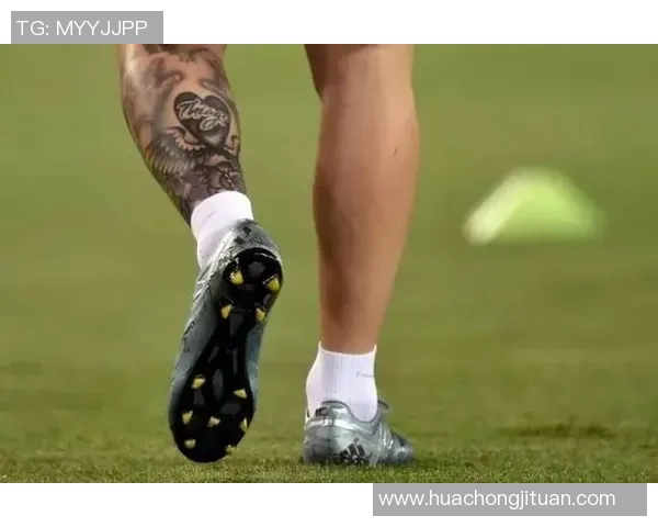 足球明星独特腿部纹身图案解析与背后故事分享